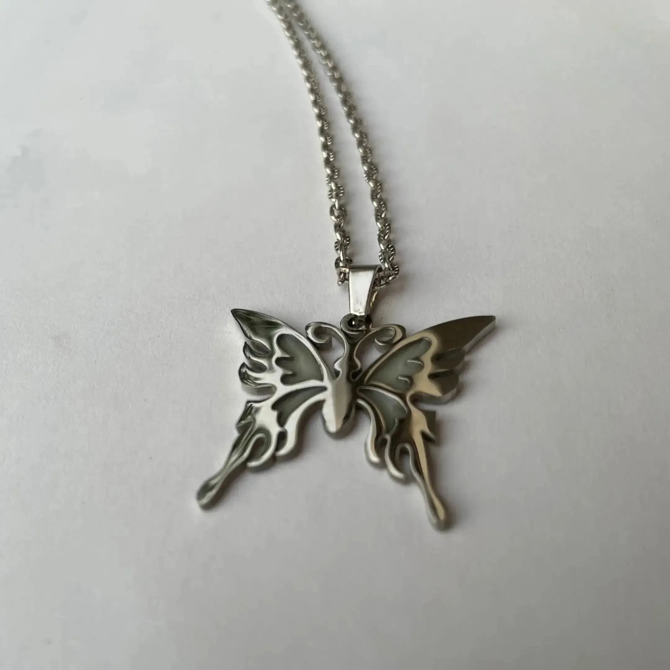 Collar de mariposa - Butterfly Glow Necklace